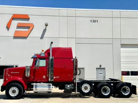 More photos of 2016 WESTERN STAR 4900 at Forge Truck Centers - Texas, TX