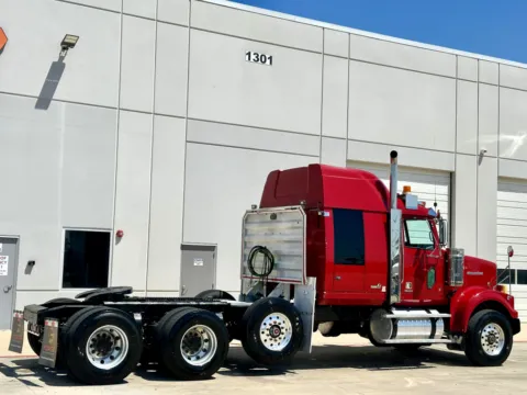 More photos of 2016 WESTERN STAR 4900 at Forge Truck Centers - Texas, TX