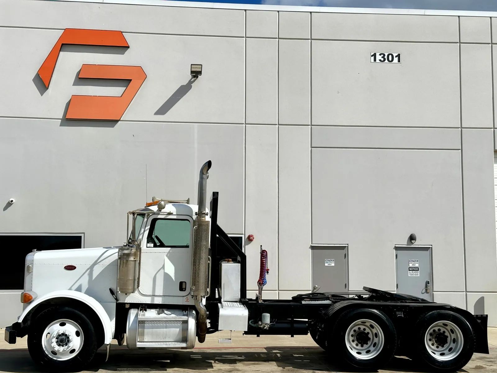 2007 Peterbilt 379 in Hutchins, TX — photo 4