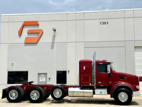 Another view of 2015 PETERBILT 567 for sale in Hutchins, TX at Forge Truck Centers - Texas
