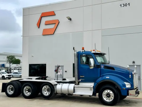 2023 KENWORTH T880 for sale in Hutchins, TX