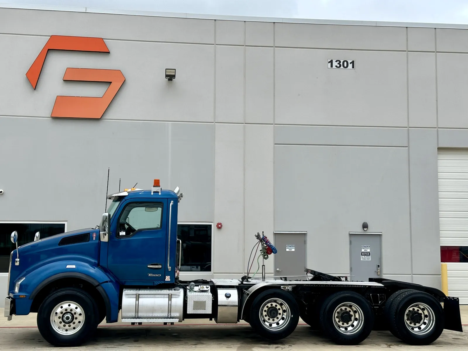 2023 Kenworth T880 in Hutchins, TX — photo 4