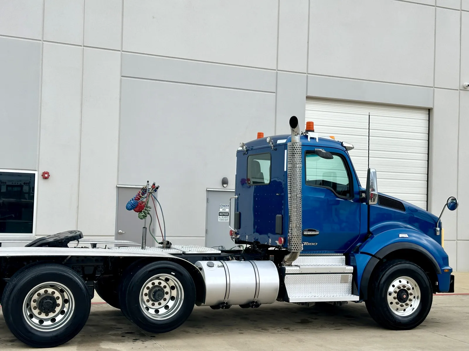 2023 Kenworth T880 in Hutchins, TX — photo 8