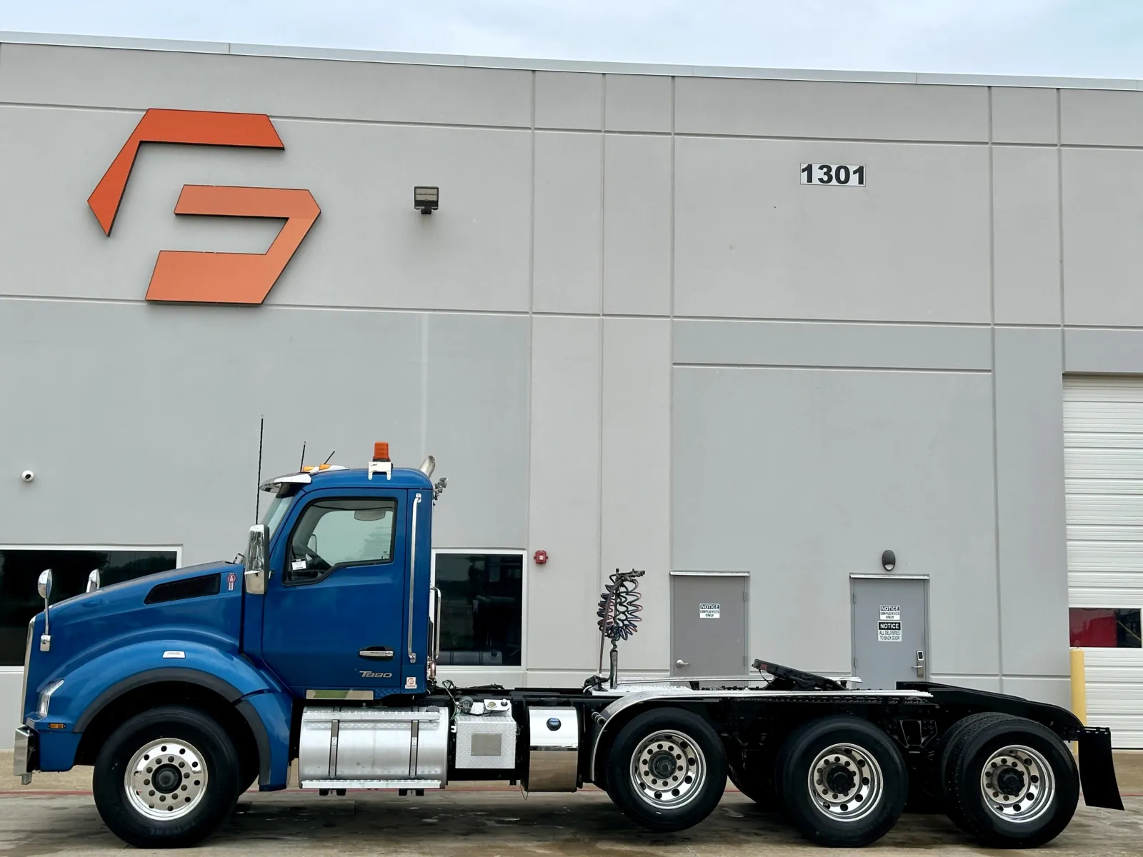 2023 Kenworth T880 in Hutchins, TX — photo 4