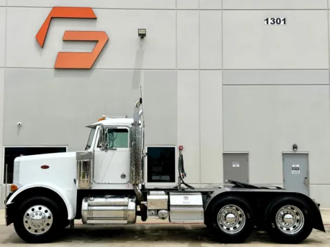 More photos of 2004 PETERBILT 378 at Forge Truck Centers - Texas, TX