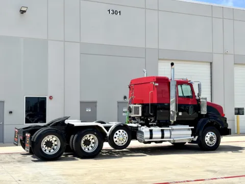 More photos of 2015 WESTERN STAR 4900 at Forge Truck Centers - Texas, TX