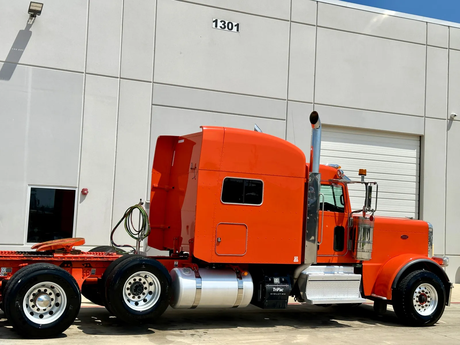 2023 Peterbilt 389 in Hutchins, TX — photo 7