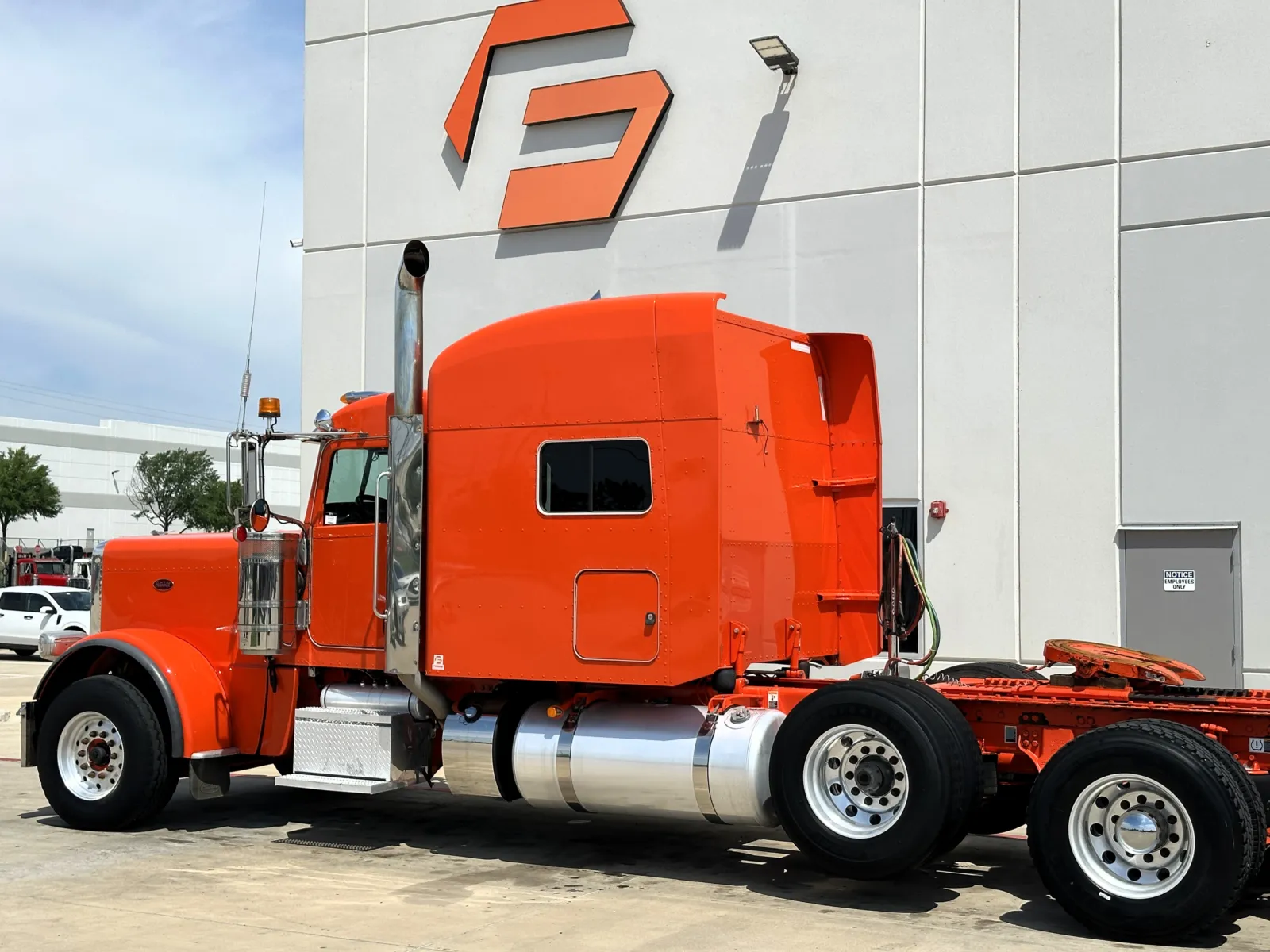 2023 Peterbilt 389 in Hutchins, TX — photo 8