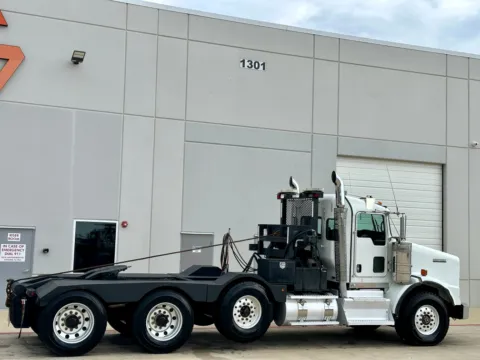 More photos of 2016 KENWORTH T800 at Forge Truck Centers - Texas, TX