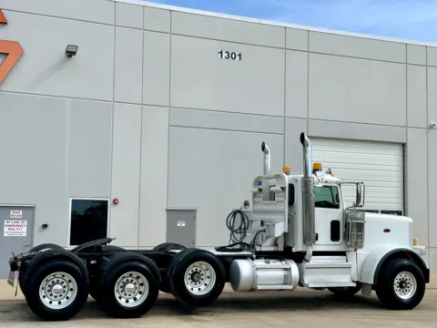 More photos of 2018 PETERBILT 389 at Forge Truck Centers - Texas, TX