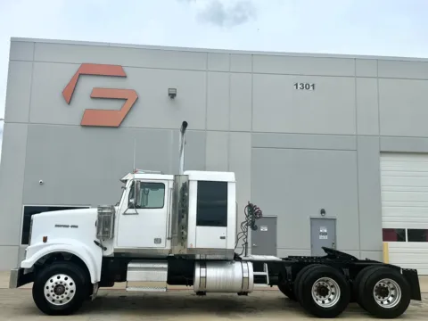 More photos of 2008 WESTERN STAR 4900 at Forge Truck Centers - Texas, TX