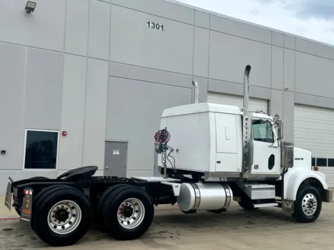 More photos of 2008 WESTERN STAR 4900 at Forge Truck Centers - Texas, TX