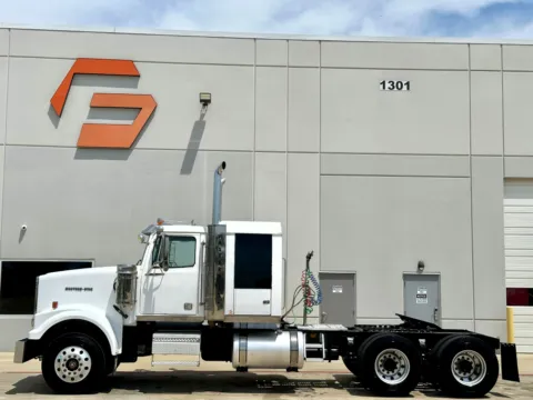 More photos of 2008 WESTERN STAR 4900 at Forge Truck Centers - Texas, TX