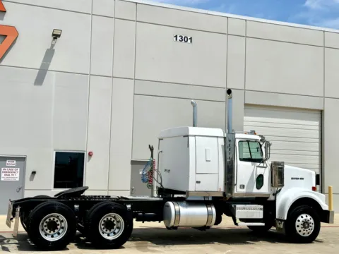 More photos of 2008 WESTERN STAR 4900 at Forge Truck Centers - Texas, TX