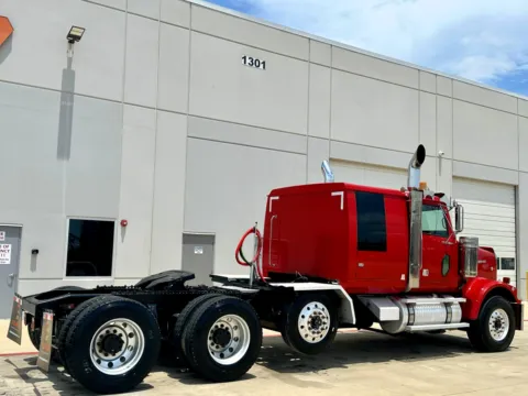 More photos of 2007 WESTERN STAR 4900 at Forge Truck Centers - Texas, TX