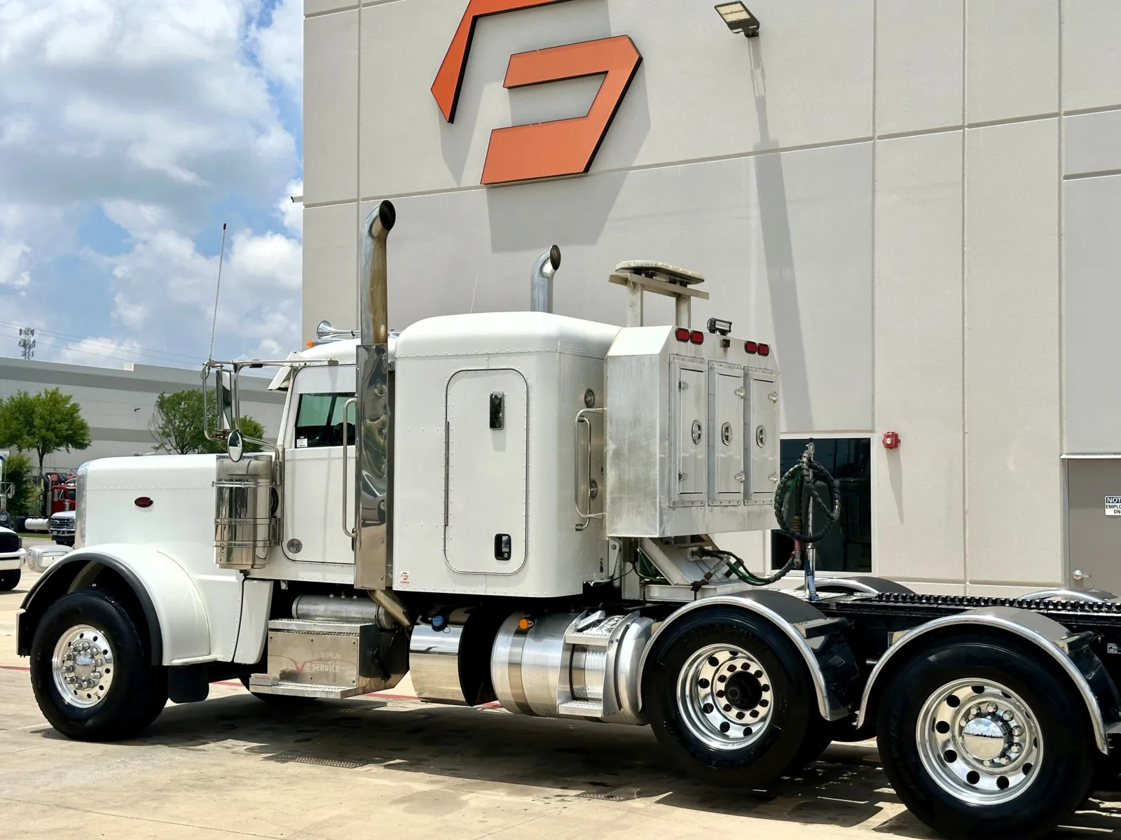 2022 Peterbilt 389 in Hutchins, TX — photo 8