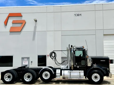 Another view of 2006 KENWORTH T800 for sale in Hutchins, TX at Forge Truck Centers - Texas