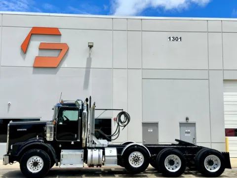 More photos of 2006 KENWORTH T800 at Forge Truck Centers - Texas, TX