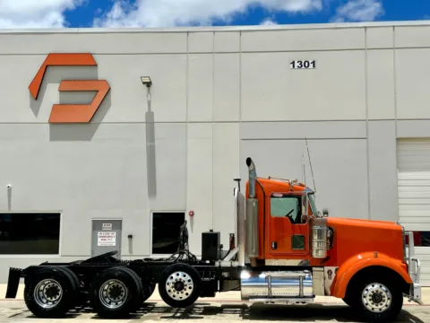 Another view of 2007 KENWORTH W900 for sale in Hutchins, TX at Forge Truck Centers - Texas