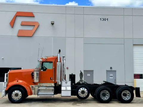 More photos of 2007 KENWORTH W900 at Forge Truck Centers - Texas, TX