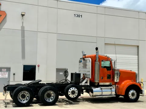 More photos of 2007 KENWORTH W900 at Forge Truck Centers - Texas, TX