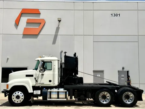 More photos of 2015 MACK CHU613 at Forge Truck Centers - Texas, TX