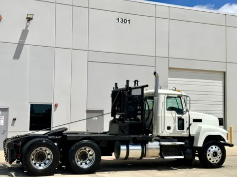 More photos of 2015 MACK CHU613 at Forge Truck Centers - Texas, TX