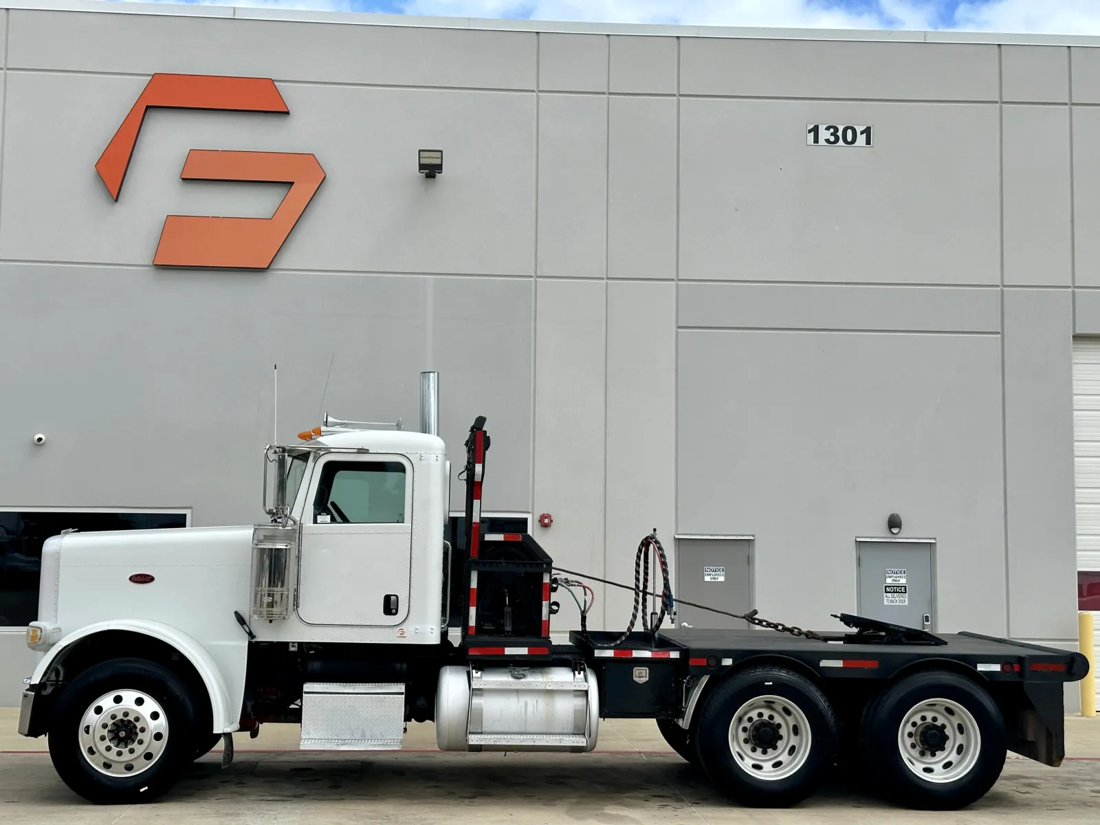2009 Peterbilt 388 in Hutchins, TX — photo 2
