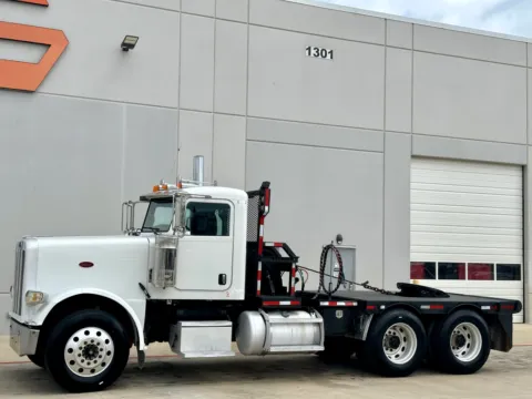 More photos of 2009 PETERBILT 388 at Forge Truck Centers - Texas, TX