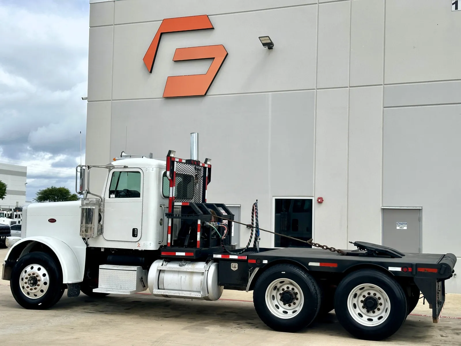 2009 Peterbilt 388 in Hutchins, TX — photo 6