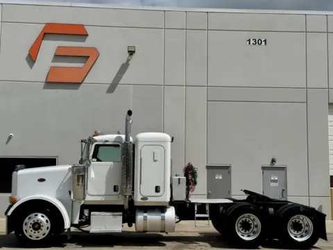 More photos of 2006 PETERBILT 378 at Forge Truck Centers - Texas, TX