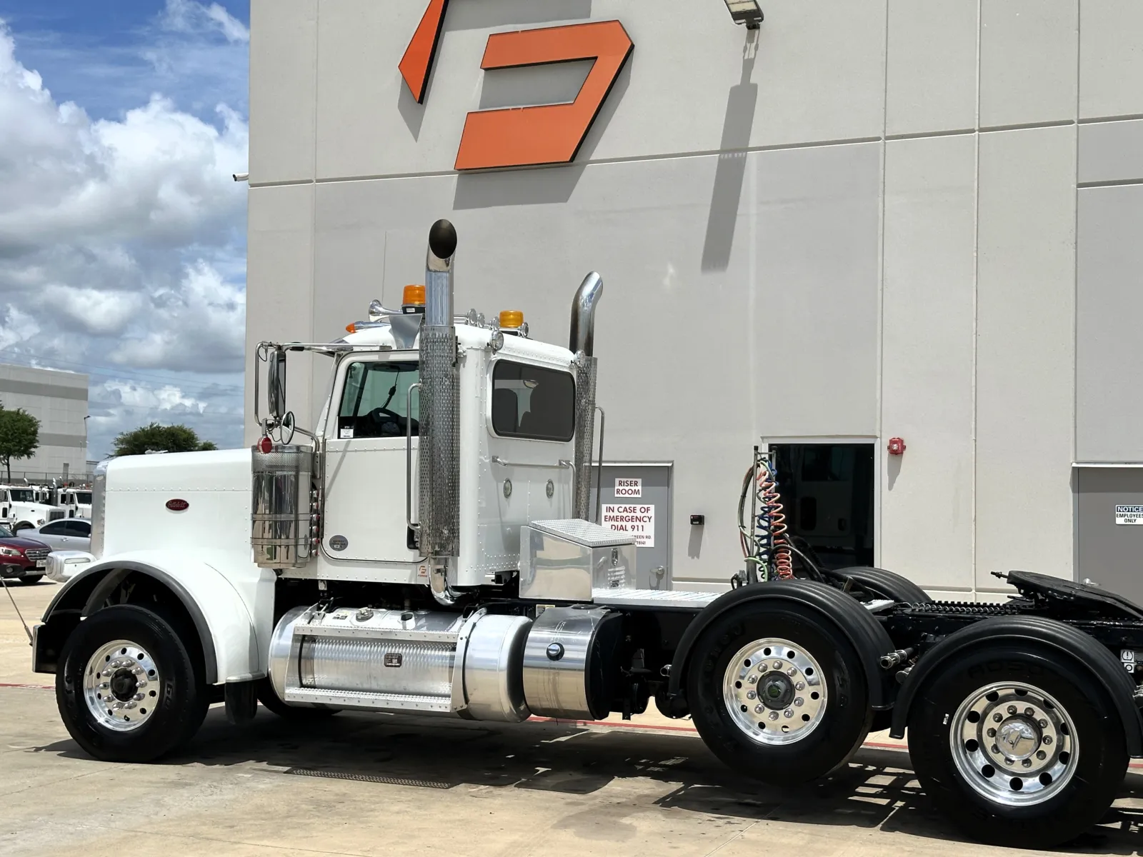 2018 Peterbilt 389 in Hutchins, TX — photo 8