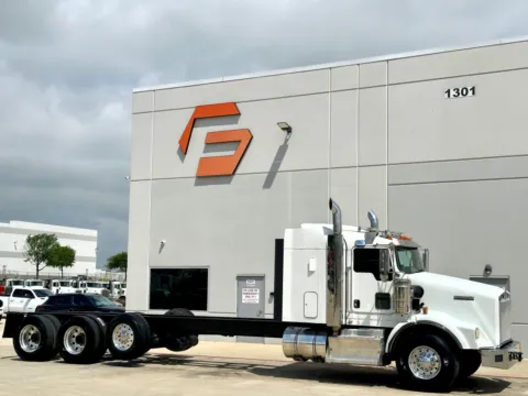2016 KENWORTH T800 for sale in Hutchins, TX