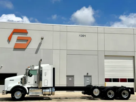 More photos of 2016 KENWORTH T800 at Forge Truck Centers - Texas, TX