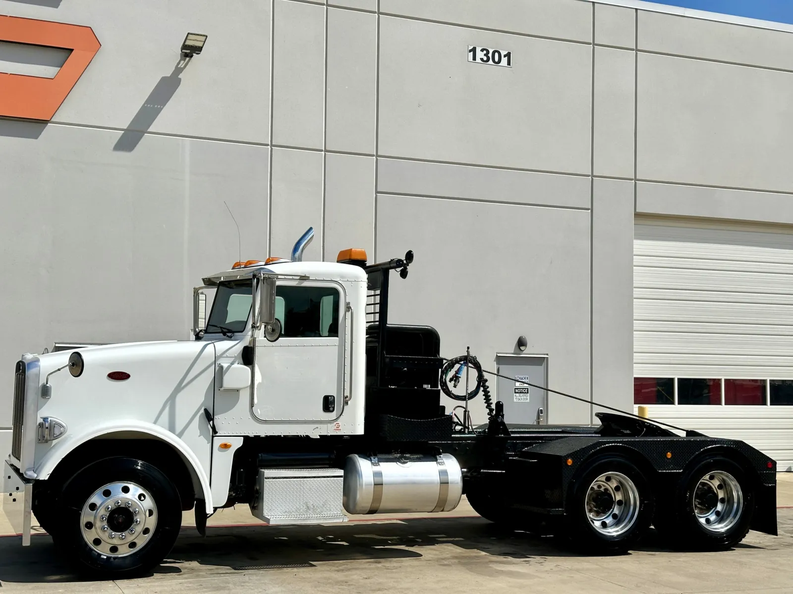 2015 Peterbilt 367 in Hutchins, TX — photo 2