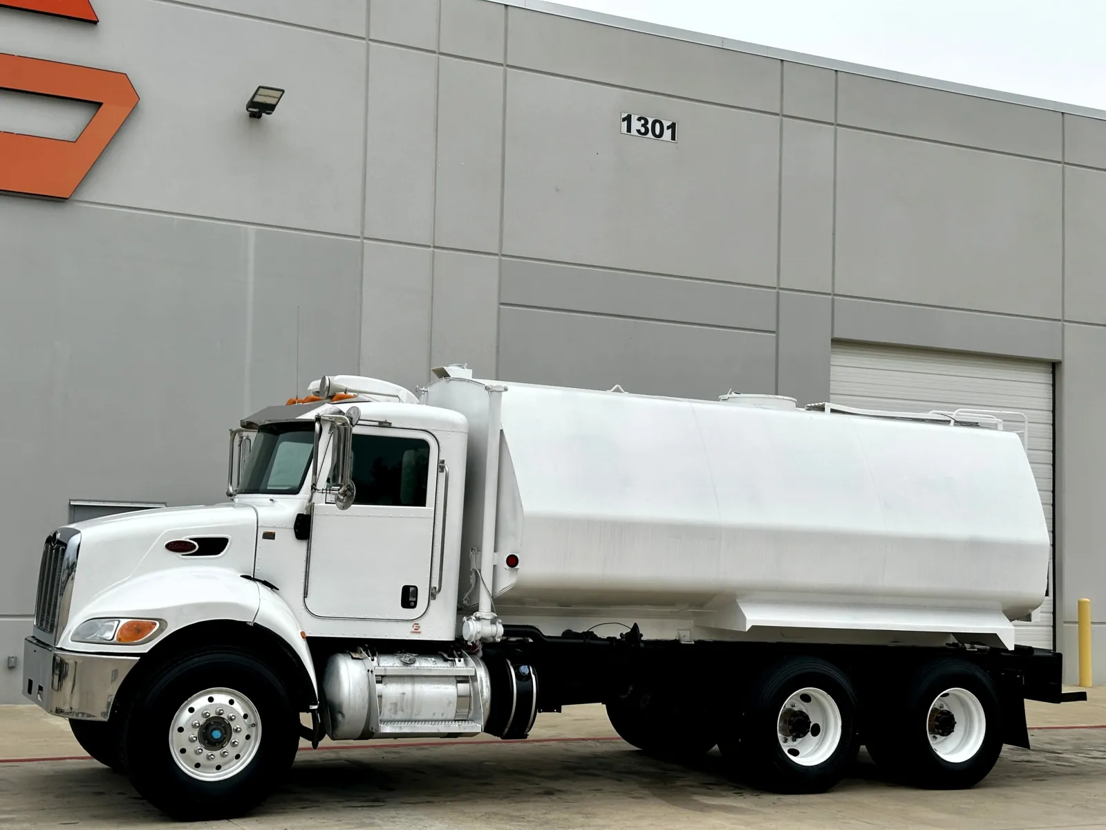 2015 Peterbilt 348 in Hutchins, TX — photo 2