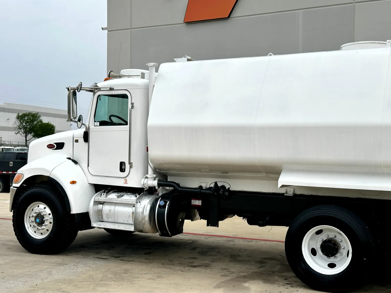 2015 Peterbilt 348 in Hutchins, TX — photo 8