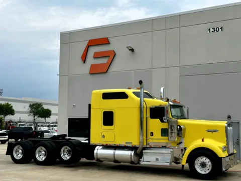 2004 KENWORTH W900 for sale in Hutchins, TX