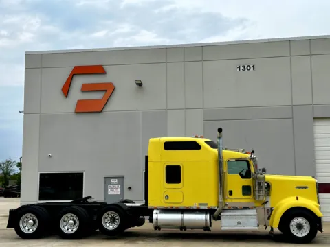 Another view of 2004 KENWORTH W900 for sale in Hutchins, TX at Forge Truck Centers - Texas