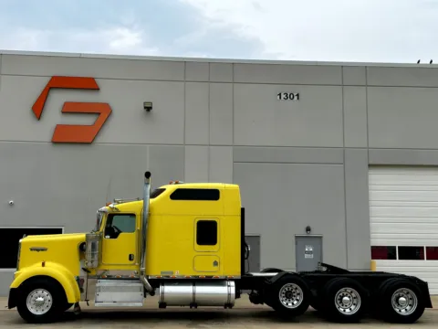 More photos of 2004 KENWORTH W900 at Forge Truck Centers - Texas, TX