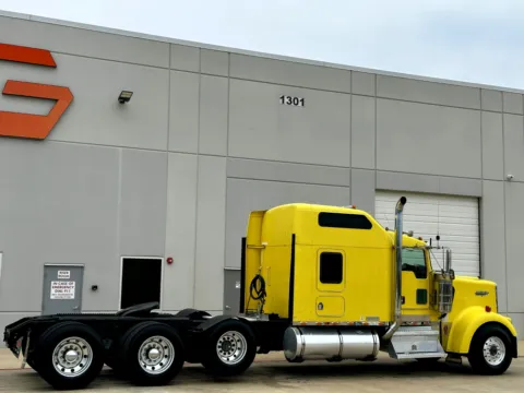 More photos of 2004 KENWORTH W900 at Forge Truck Centers - Texas, TX