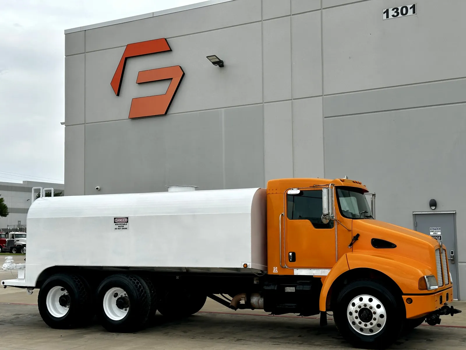 2003 KENWORTH T300 for sale in Hutchins, TX