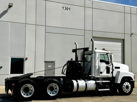 More photos of 2012 MACK CHU613 at Forge Truck Centers - Texas, TX