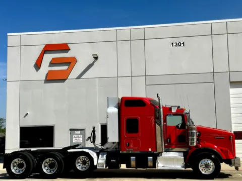 Another view of 2015 KENWORTH T800 for sale in Hutchins, TX at Forge Truck Centers - Texas