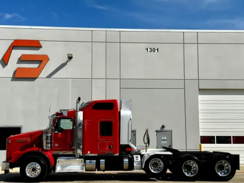 More photos of 2015 KENWORTH T800 at Forge Truck Centers - Texas, TX