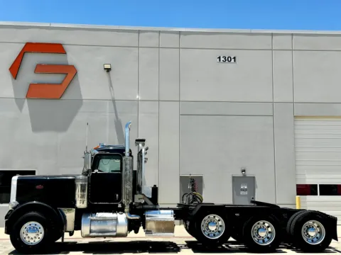More photos of 2005 PETERBILT 379 at Forge Truck Centers - Texas, TX