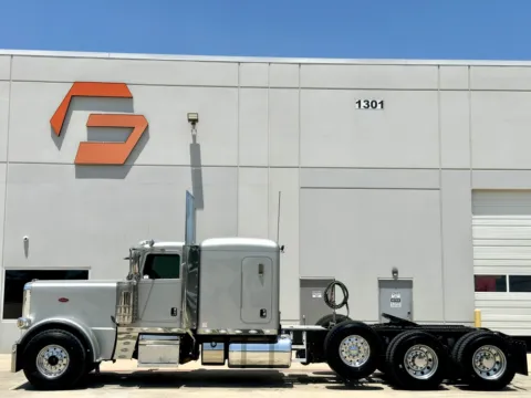 More photos of 2020 PETERBILT 389 at Forge Truck Centers - Texas, TX