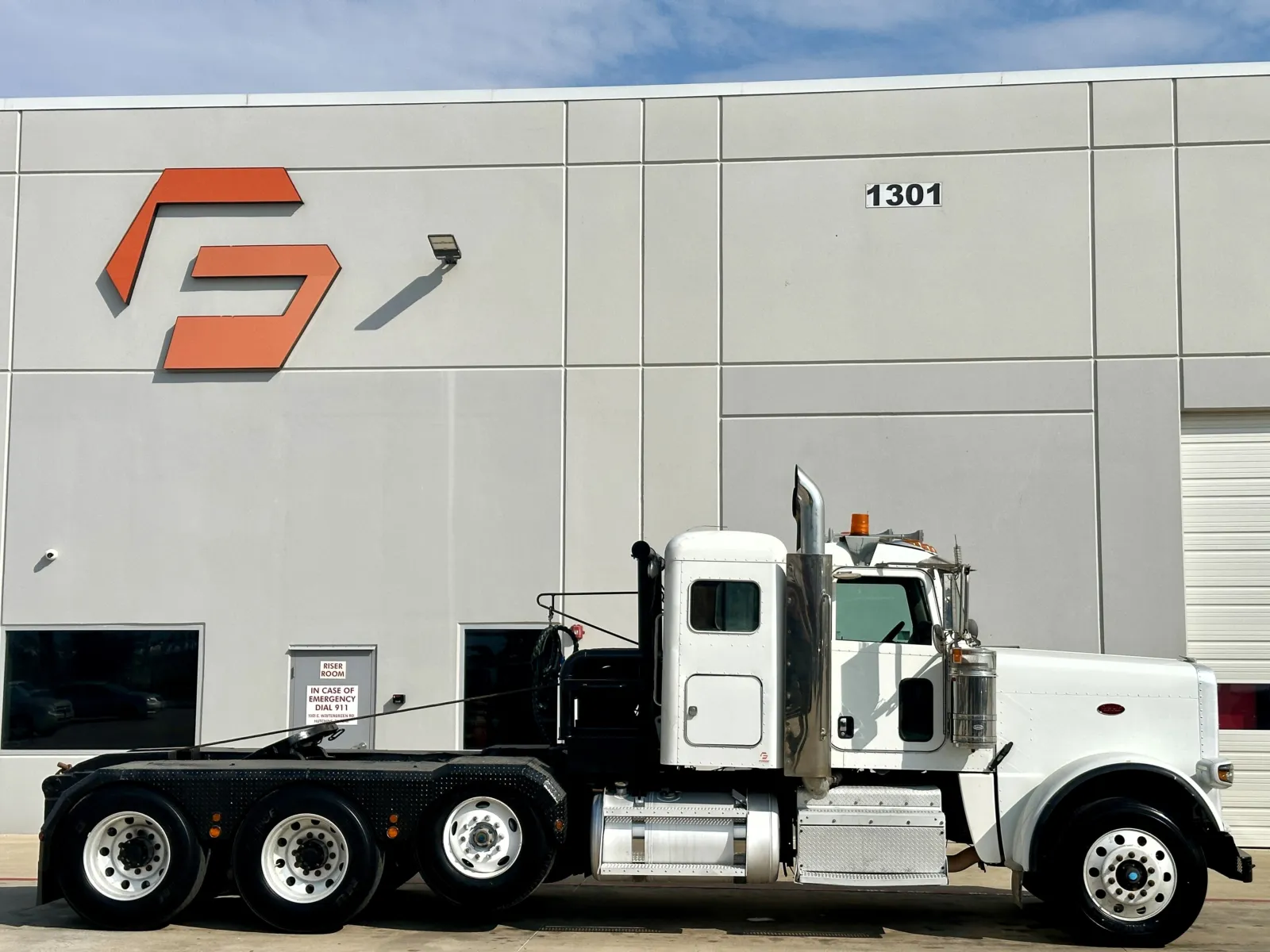 2013 Peterbilt 388 in Hutchins, TX — photo 3