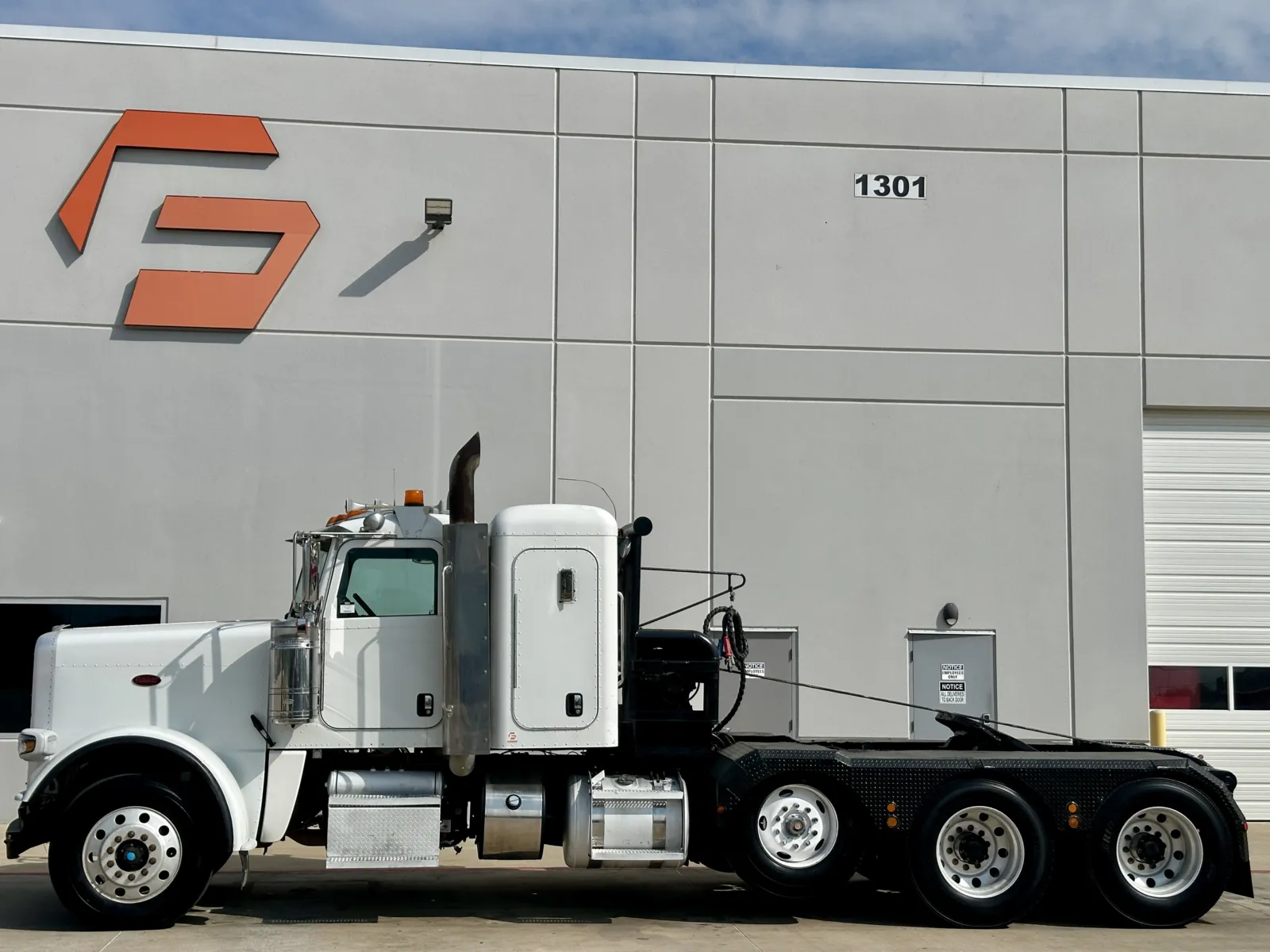 2013 Peterbilt 388 in Hutchins, TX — photo 4