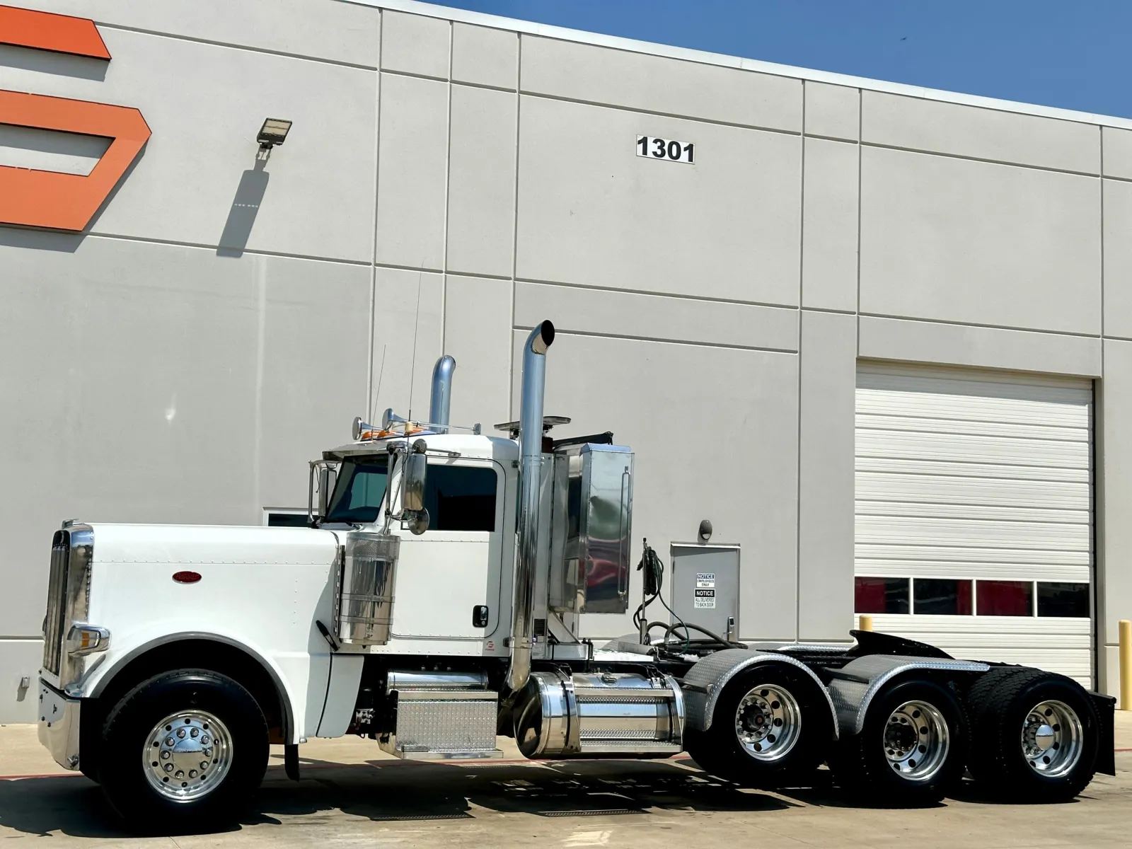 2017 Peterbilt 389 in Hutchins, TX — photo 2